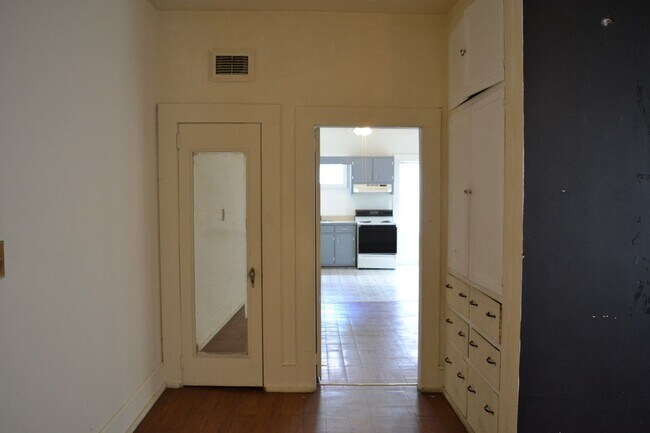Building Photo - 1 Bedroom, 1 Bathroom