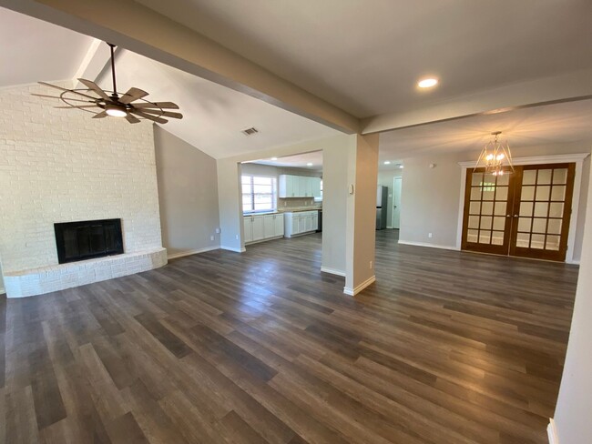 Building Photo - Spacious and Stunning Home – Your Dream Pr...
