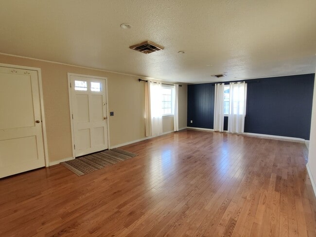 Building Photo - 1011 Elm Ave