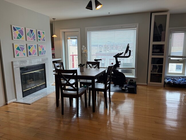 Building Photo - 911 S Charles St