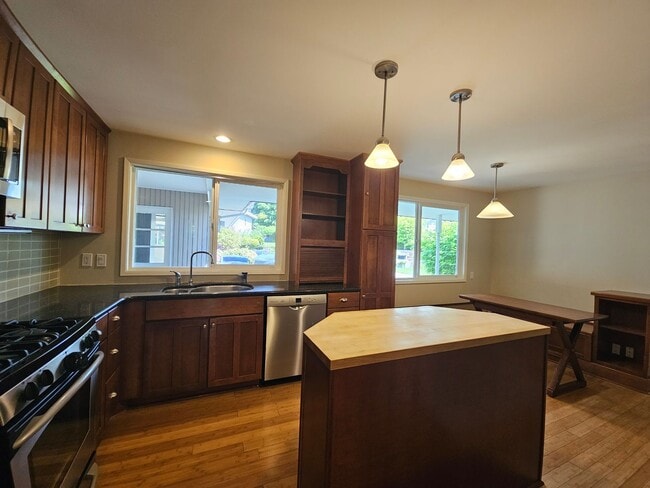 Foto del edificio - Beautifully Bellevue Rambler in Prime Loca...
