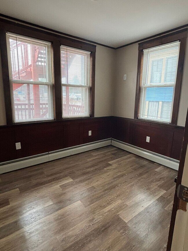 Foto del edificio - 151 S Main St