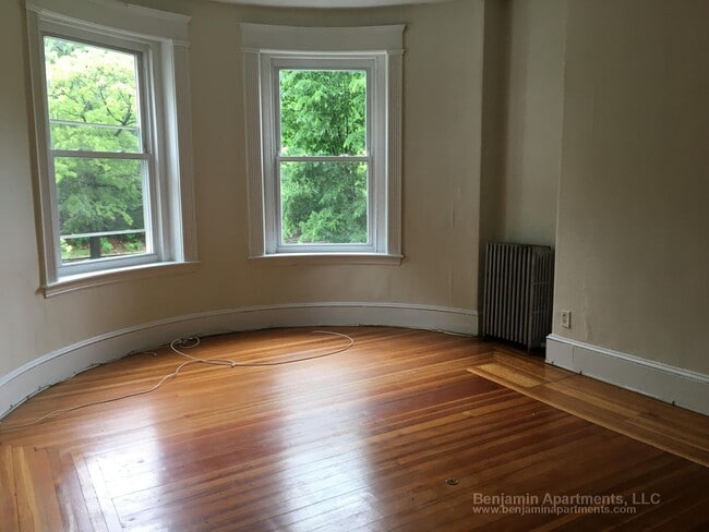 Building Photo - 1489 Beacon St