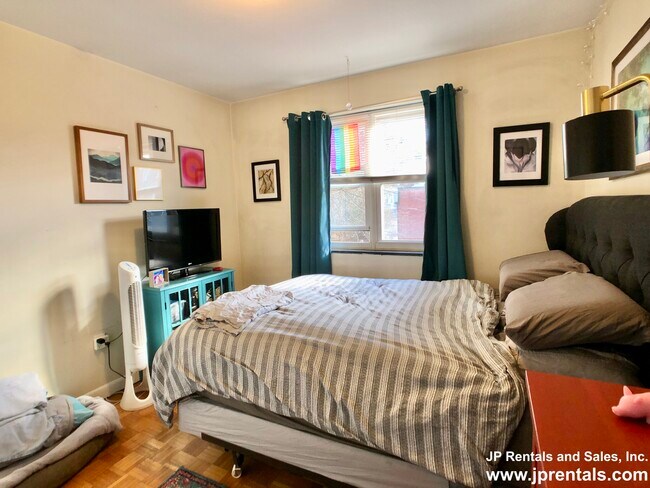 Foto del edificio - 594 Centre St