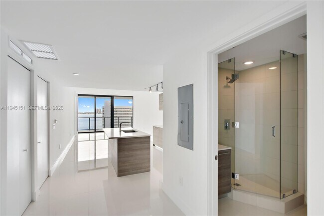 Foto del edificio - 650 NE 32nd St