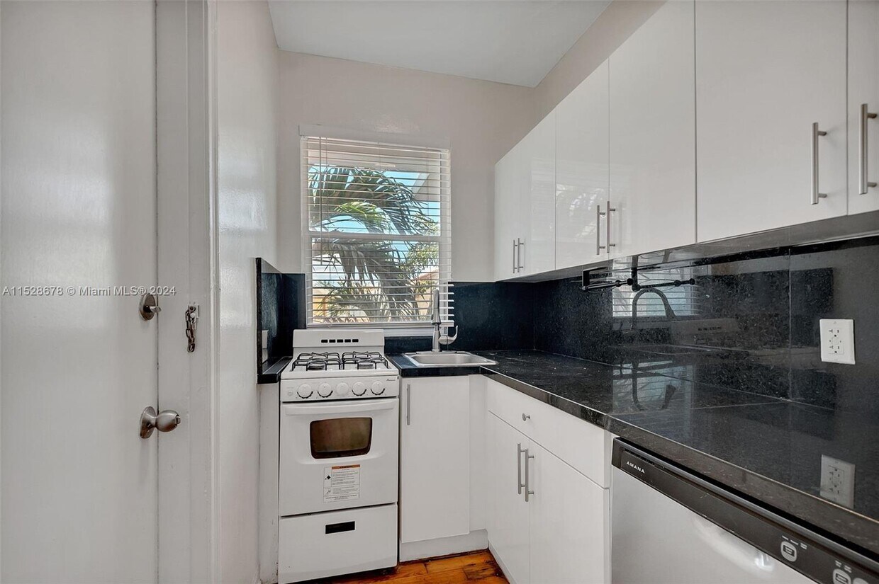 Primary Photo - 319 W 28th St