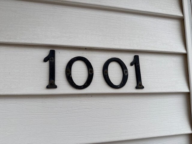 Building Photo - 1001 Loekes Dr