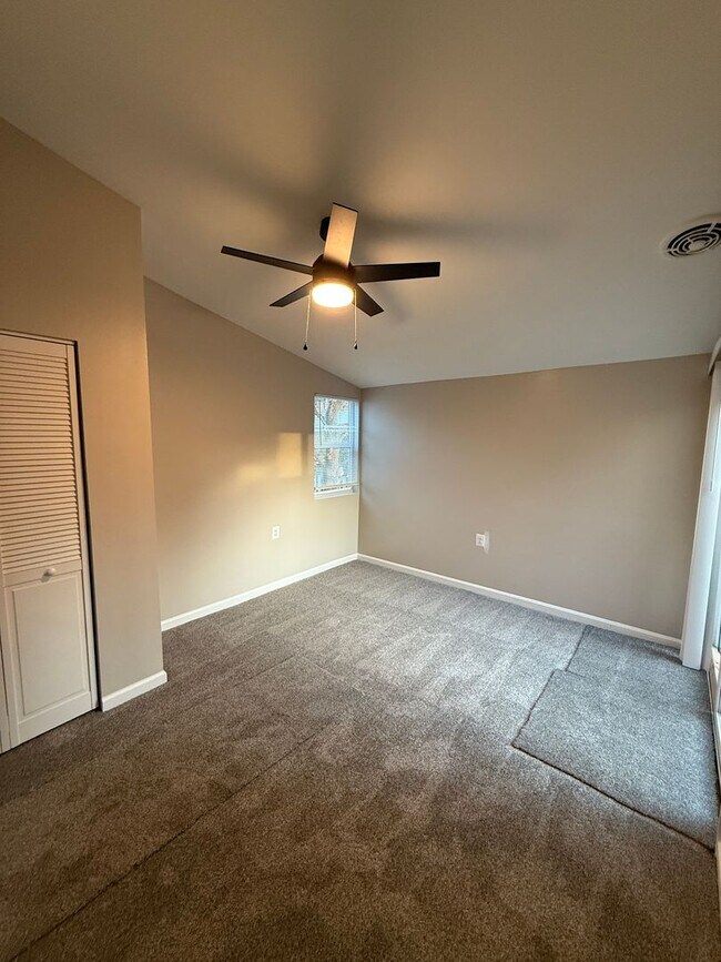 Building Photo - Adorable Fully renovated Townhouse in Bowie