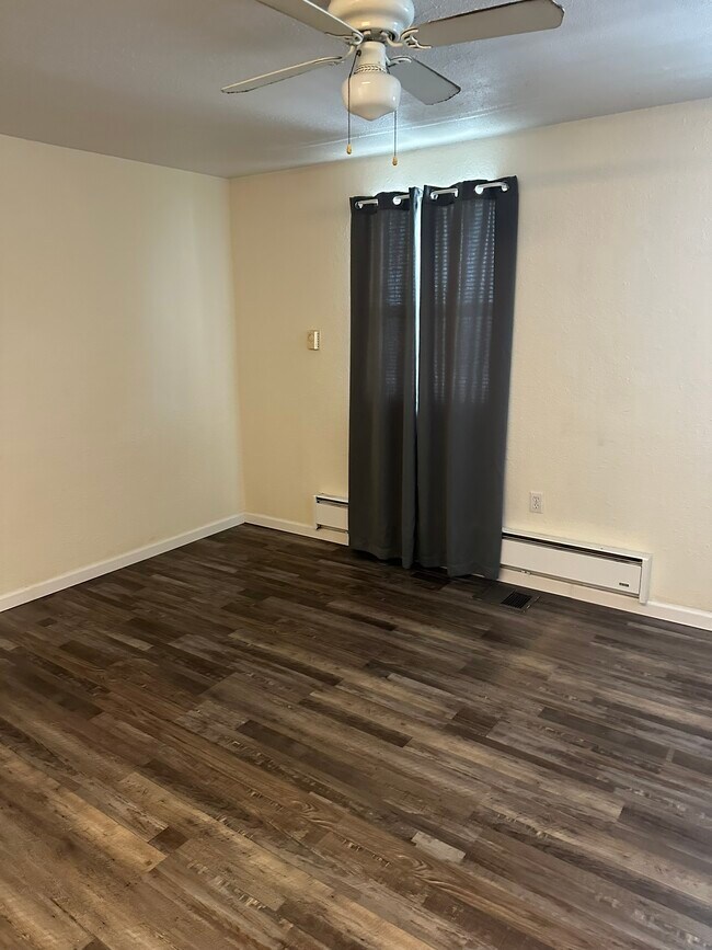 Foto del edificio - 425 W Service Rd N