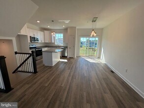 Building Photo - 364 Avon Dr