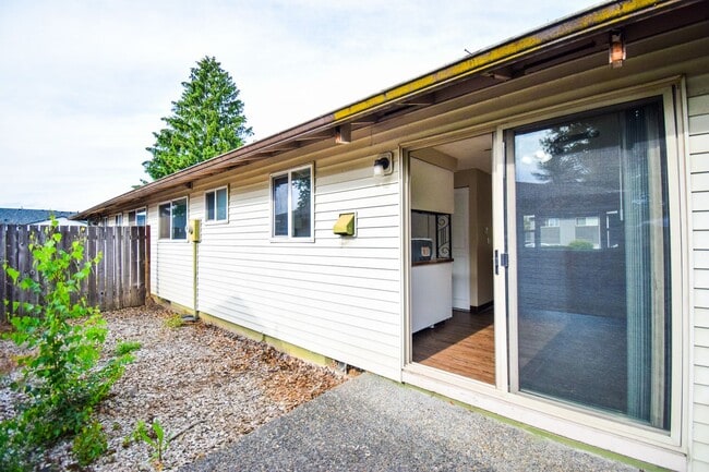 Building Photo - Bright and Spacious 2 Bed 1 Bath APT in NE...