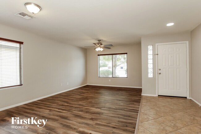 Building Photo - 1222 W Jersey Way