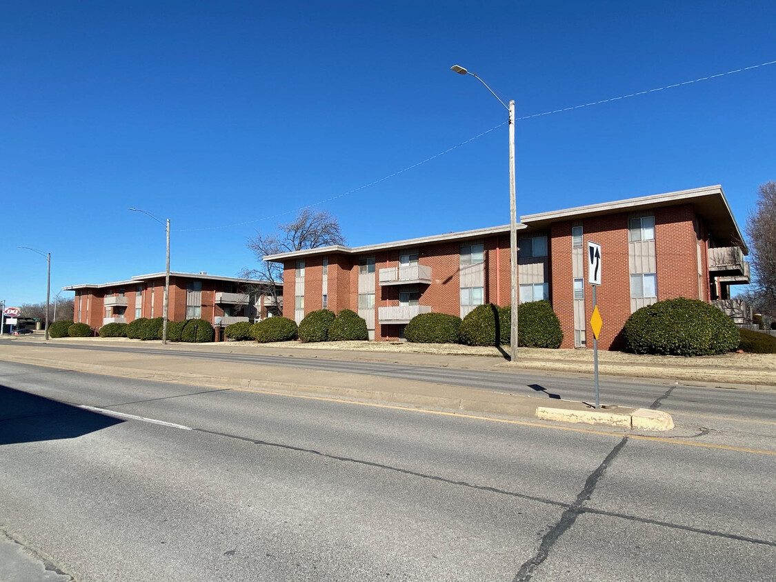 Foto principal - 2510 E Douglas Ave