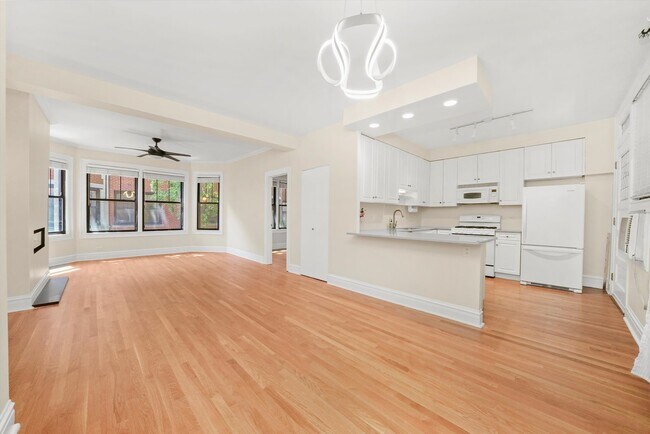Foto del edificio - 7639 N Eastlake Terrace