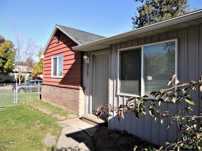 Building Photo - $1,900 – 2 Bed / 2 Bath Home with Fenced Y...