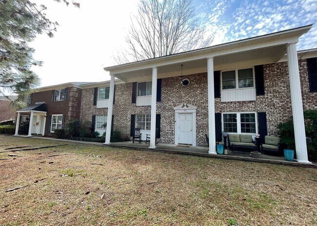 Foto del edificio - Available 7/1. 2 BR/2 BA in a FANTASTIC Lo...