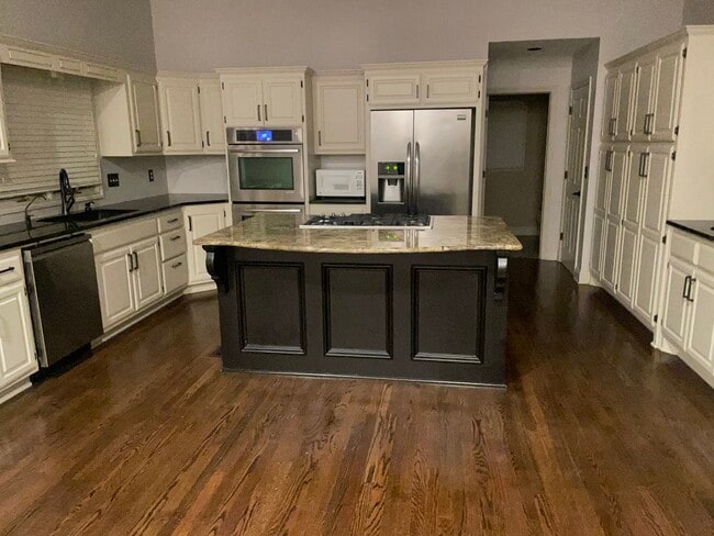 Cocina principal - 1024 N Broadmoor St