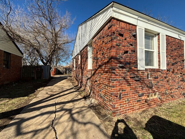 Building Photo - 2 bedroom/1 bathroom Available for Rent (N...