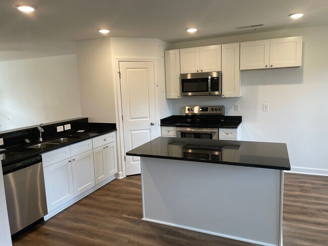 Foto del edificio - New Construction!!! Prime Concord location