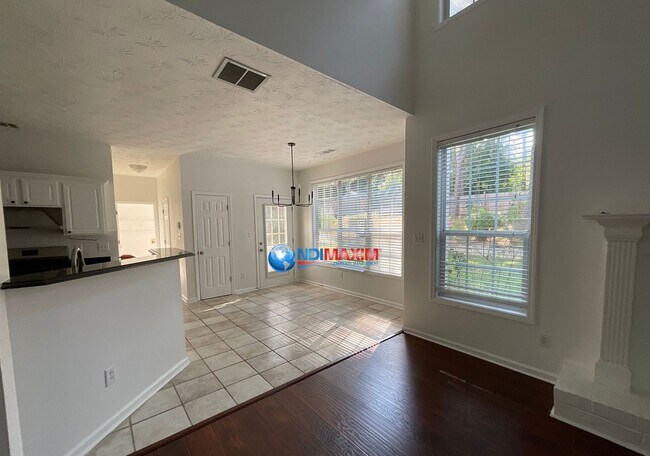 Building Photo - Beautiful spacious home in the SECKINGER c...