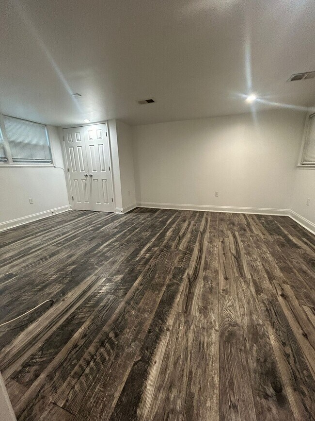 Building Photo - 1 Bedroom Apartment
