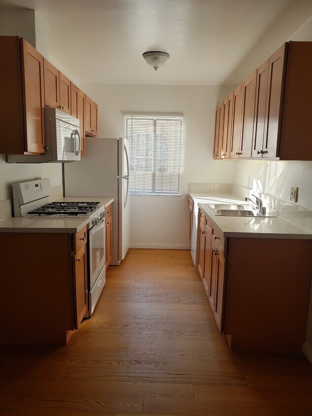 Primary Photo - 842 N Sycamore Ave