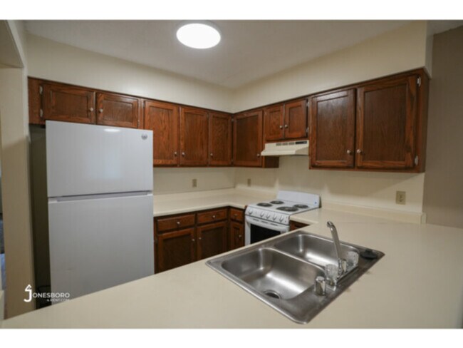 Building Photo - Lakewood Apartments: Premium location