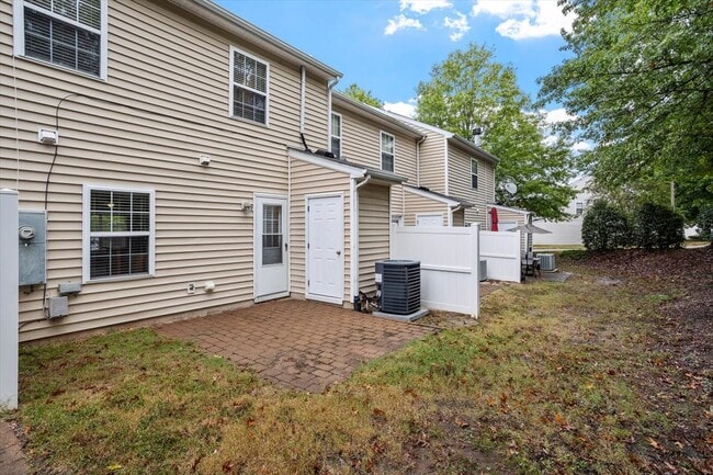 Building Photo - 446 Saint John Dr
