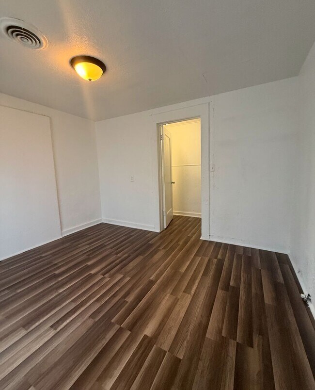 Building Photo - Secluded 3 bed/one bath home available today!