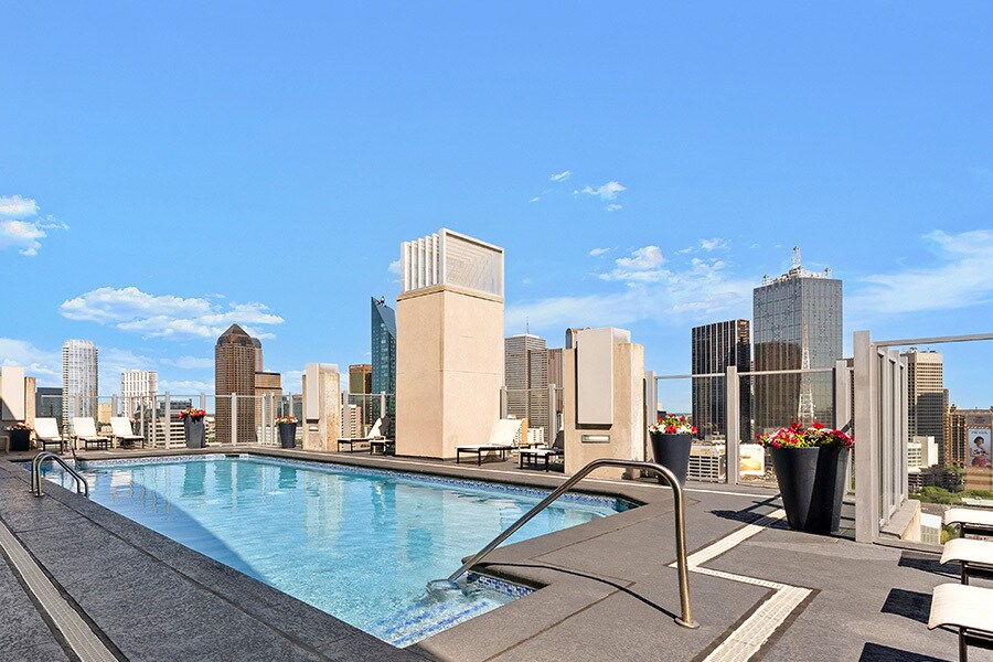Piscina de agua salada en la azotea con vistas al centro de Dallas - SkyHouse Dallas Apartments