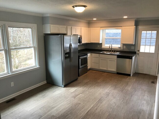 Foto del edificio - Nice Brick Home w/ Full Basement Rent Ready