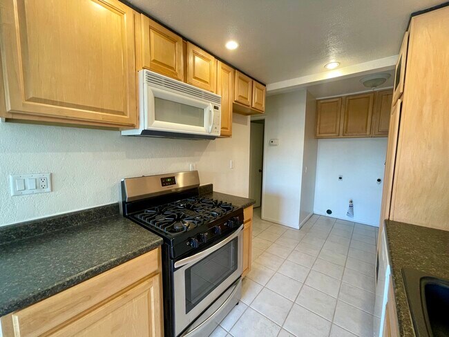 Cocina con vista a las conexiones para la lavadora. - 918 S Mountain Ave