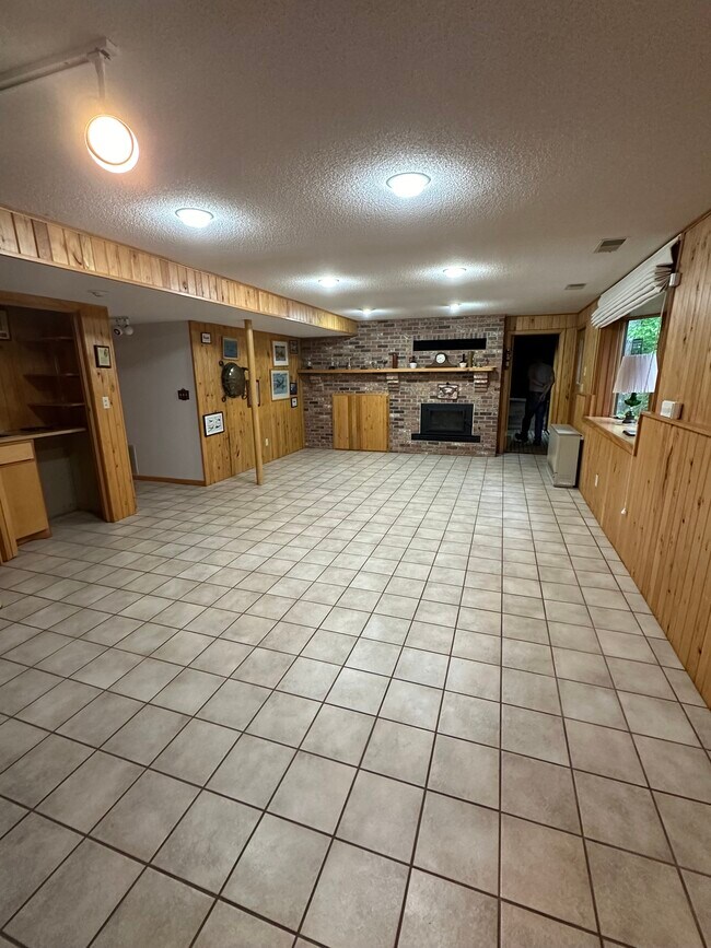 Foto del edificio - 2141 Poplar Ln