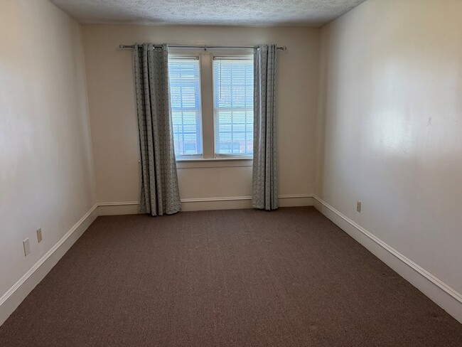 Foto del edificio - 122 E Main St