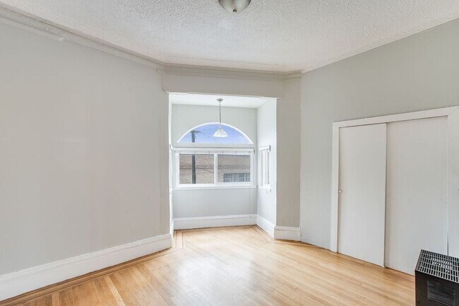 Foto del edificio - Top-Floor 1BD/1BA with In-Unit Laundry in ...