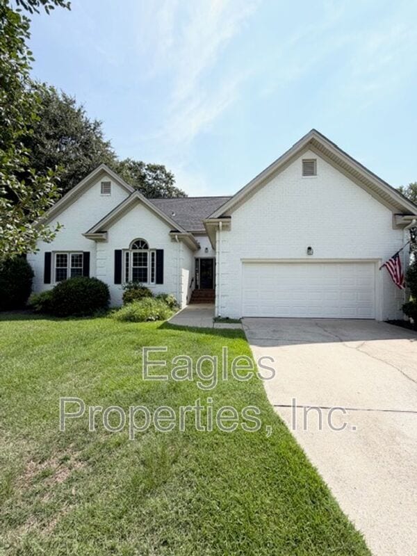 Building Photo - 210 Creekside Dr
