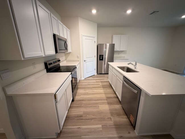 Building Photo - 4 Bedroom 2 Bath Close to Hospitals and Shopping