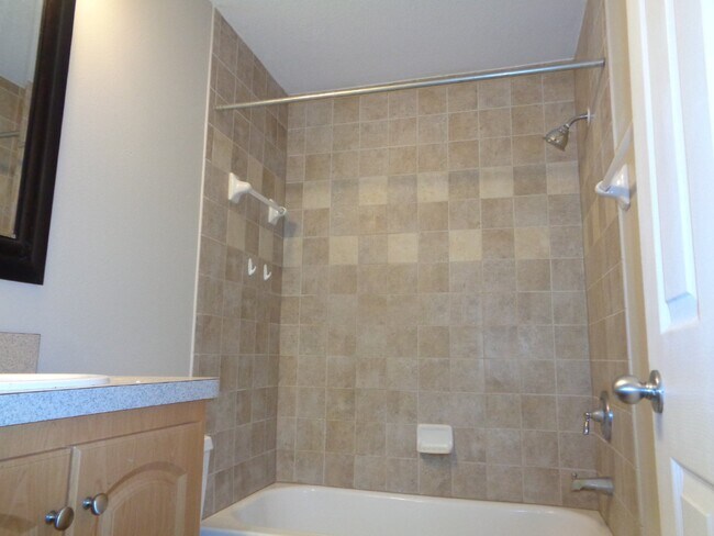 Building Photo - Charming 2-Bedroom Home in Tampa - Cozy 76...