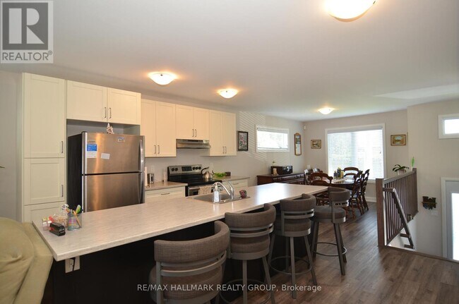 Building Photo - 8009-8009 Jeanne D'Arc Blvd N