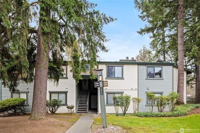 Foto del edificio - Spacious 2-Bedroom Ground Floor Condo with Private Yard in Kirkland