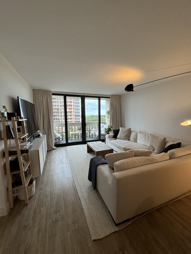 Foto del edificio - 90 Edgewater Dr