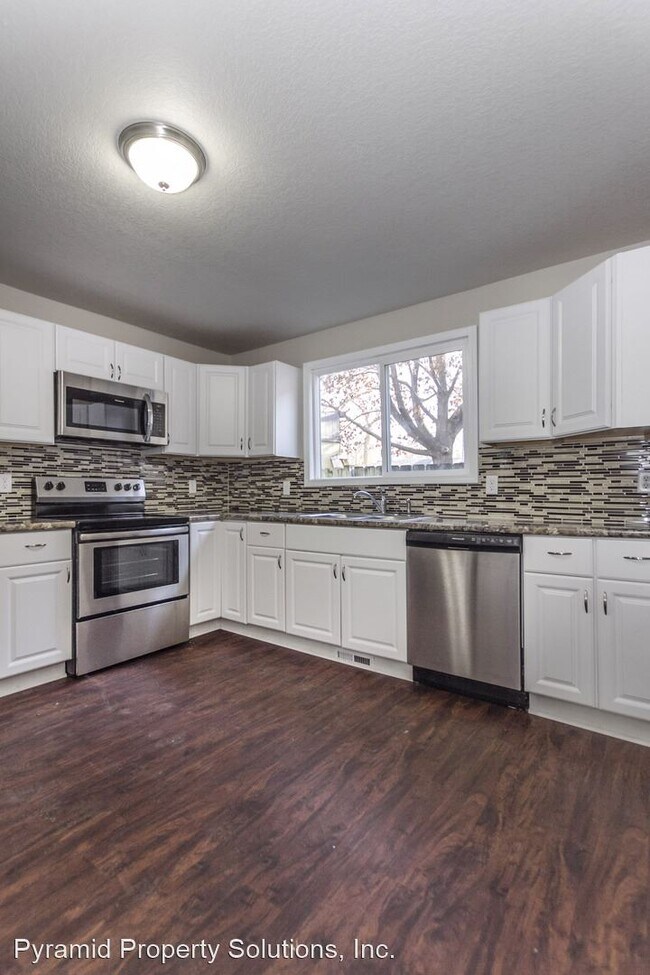 Building Photo - 3 br, 1 bath House - 827 E 23rd St