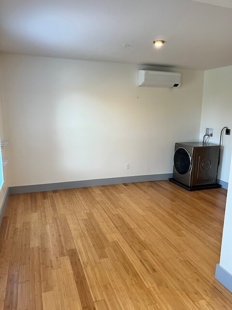 Bedroom w/Washer-Dryer - 188 S Champlain St