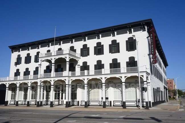 Building Photo - 300 N Main St