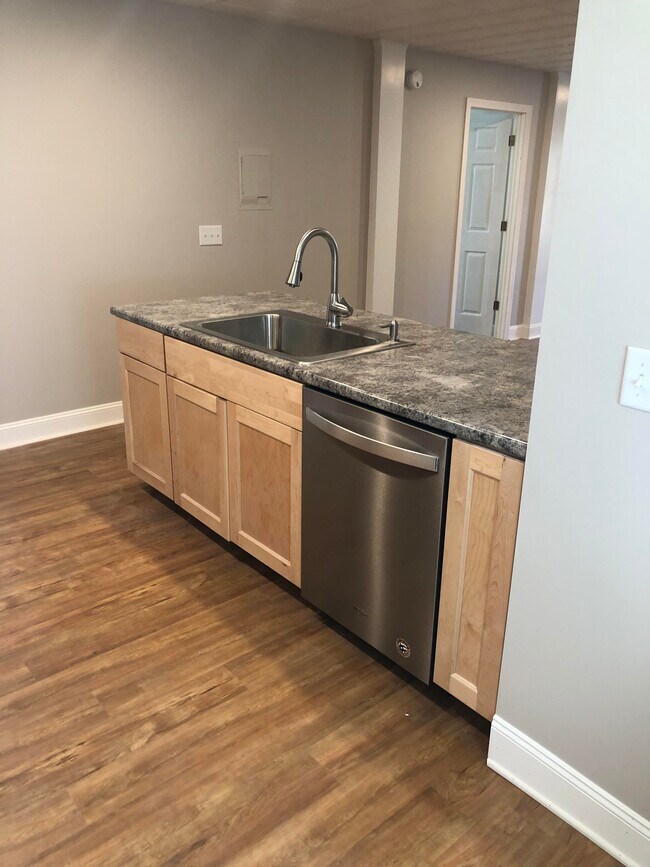 Building Photo - 79 Spruce St