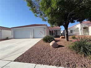Building Photo - 2139 Meadow Green Ave