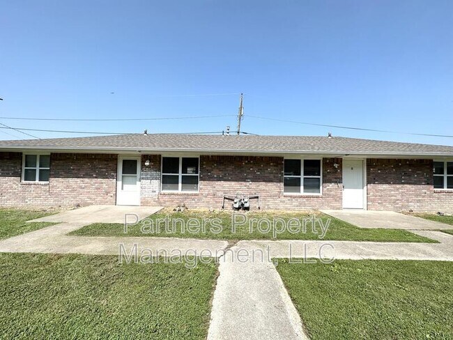 Building Photo - 105 Pine Ave