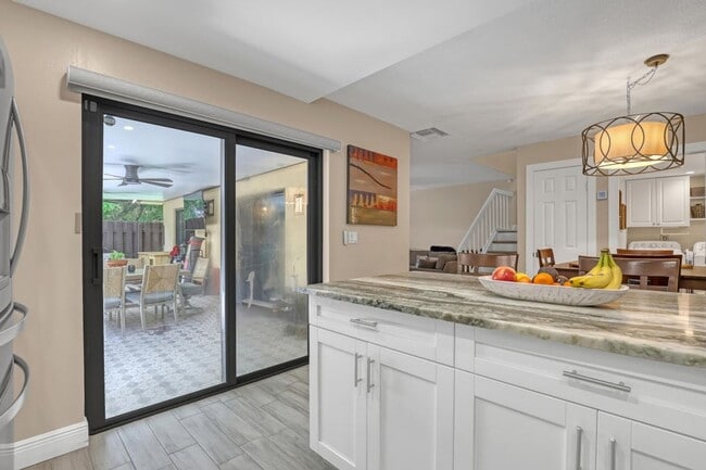 Building Photo - 923 Springdale Cir