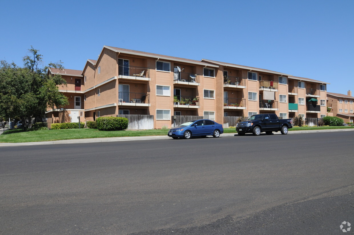 Primary Photo - Courtside Towers Apartments