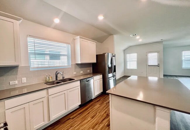 Foto del edificio - Modern 4-Bed, 2-Bath Retreat with Soaking ...
